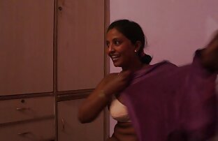 sexo xxx Estilo perrito sexo mientras cerdas lesbicas llevaba sus correas