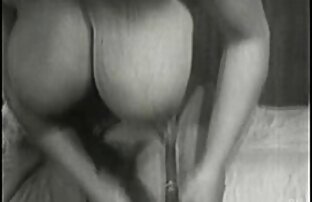 sexo xxx Dos chicas calientes follan en el xx cerda patio