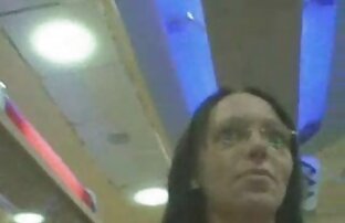 sexo xxx Ella es follando con una cerda una rubia chisporroteante que le encanta tragar semen